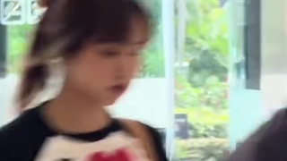 لیسا دیروز درحال خرید در اندونزی دیده شده