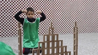 بازی دومینو یک بازی به صورت گروهی است که هر گروهی طولانی تر بچینه برنده است