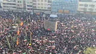 تصویر هوایی از میدان انقلاب تهران و جمعیت زیاد بیعت کنندگان با رهبر انقلاب اسلامی