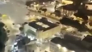 لحظه اصابت موشک ایرانی به تیربار سامانه پدافندی گنبدآهنین که نشان می‌دهد صهیونیست‌ها آن را در محدوده مسکونی قرار داده‌اند