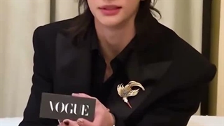 مصاحبه هیونجین با مجله Vogue (هیونجین در نمایشگاه جواهرات کارتیر در تایوان) کپ...
