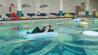 خوندن ترک swim به صورت لایو توی استخر(خیلییی خوبهه این ویدیو)ورژن دوم