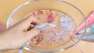 ساخت اسلایم کهکشانی با کیسه‌های لوله‌ای! رضایت‌بخش‌ترین ویدیوی اسلایم