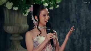 مصاحبه Jisoo در Met Gala (برید کپ)