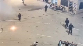 نه صداقت دارن نه شرف نه انصاف بعد یه عده مزدور بهشون میگن مردم ایران روی این قاتلا اسم مردم مظلوم رو میذارید؟ چند نفر به یک نفر؟