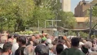 لحظه انتقال پیکر اکبر عبدی به سمت قطعه هنرمندان بهشت زهرا (س)