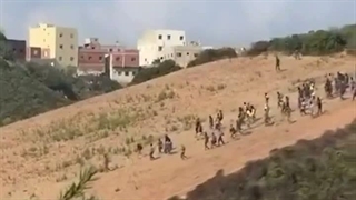 لحظه هجوم مهاجران به مرز سئوتا