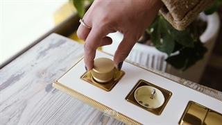 کلید، پریز و دیمر روی یک قاب فاخر