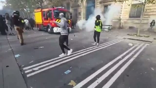 باشعورهای فرانسه بی شعور های ایران(معترضین فرانسه از خجالت کسی که به ماشین آتش نشانی حمله کرده بود در آومدند)