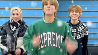 چالش STRAY KIDS استری کیدز با آهنگ The first snow