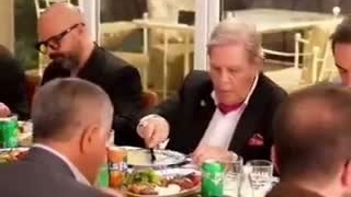 غذا خوردن عجیب پدر تشریفات ایران با چنگال